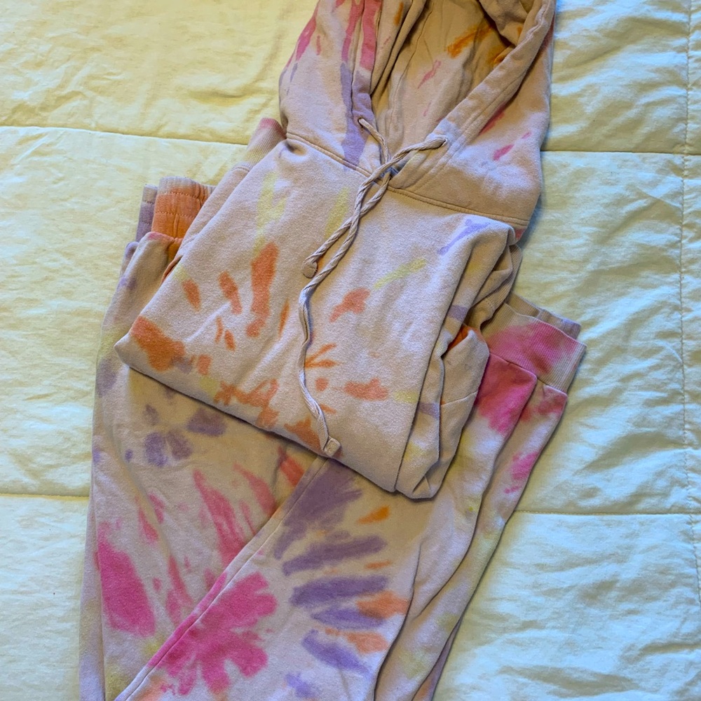 Loungewear/ sweatsuit matching set.
